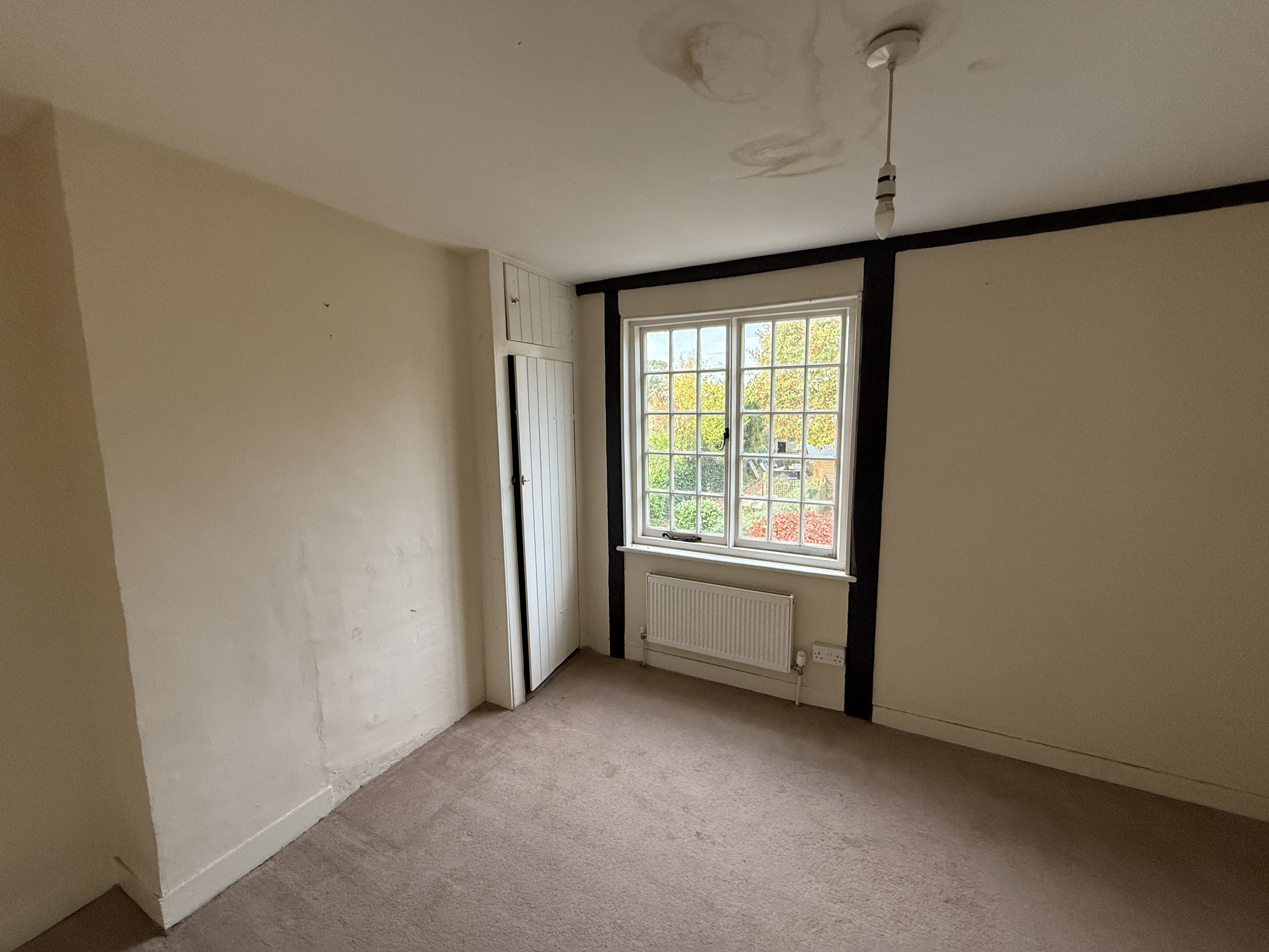 Lot: 59 - HOUSE IN NEED OF IMPROVEMENT IN WEALDEN VILLAGE - Bedroom 3 in Period Cottage for Improvement
